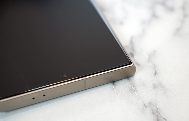 特寫一下機身邊緣，可以發現確實有些微的曲面，而 HAO 5D 果凍膠玻璃保護貼也很完美地貼合，一整個服服貼貼！