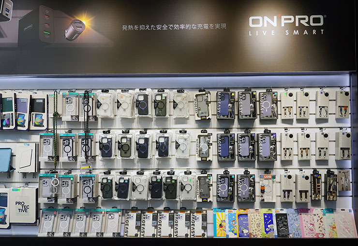 除了提供螢幕玻璃保護貼與全機包膜，小豪包膜門市也有相當多元的手機週邊可以選擇。