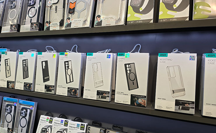 Galaxy S24 系列在上市初期還沒有太完整的原廠保護殼可以選擇，小豪包膜門市也有引進亞馬遜電商平台上的知名品牌 ESR 的系列保護殼可以直接選購，讓使用者可除了保護螢幕，也能一併完善全機身的防護。