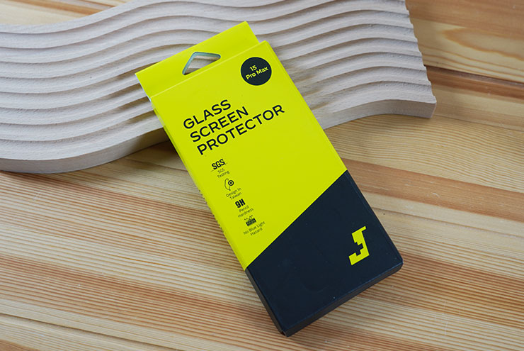 佳佳貼無色藍光玻璃貼的外盒包裝採用螢光色與霧黑的雙色設計。