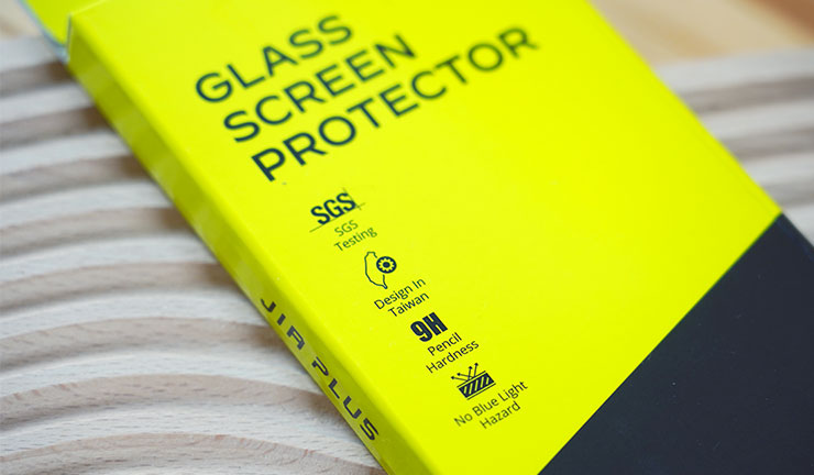 外盒正面可以看到主打特色，包括 SGS 檢驗、台灣設計、9H 硬度與抗藍光侵害。
