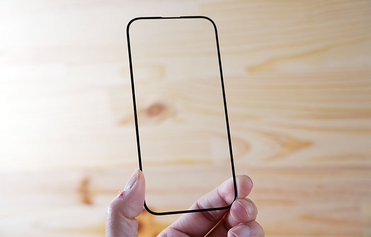 移除底板，保護貼本體為全透明帶黑邊設計，可以看出玻璃本體無色透明。