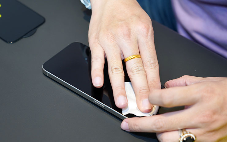 安裝保護貼前，先對手機螢幕進行徹底清潔。