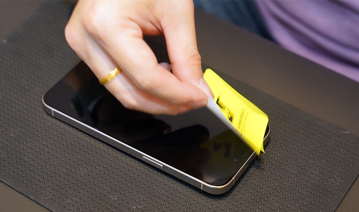 接下來使用除塵貼仔細確認螢幕上是否有灰塵毛屑，並將其黏除。