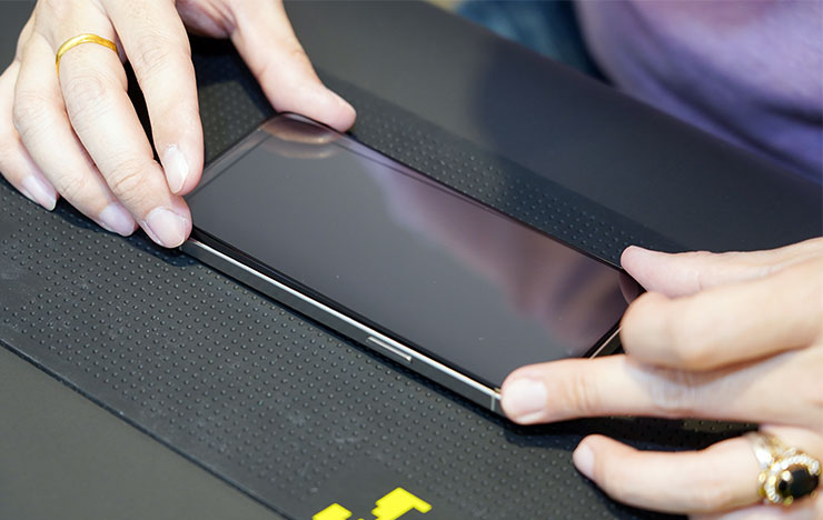 將玻璃保護貼覆蓋上螢幕，靜態氣泡排除即可。