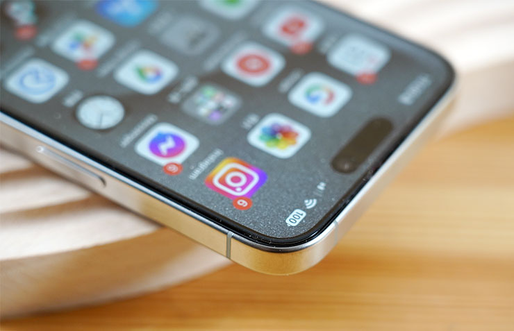 安裝完成的手機本體，可以看到尺寸相當貼合手機螢幕，黑邊處也與邊框自然融合。