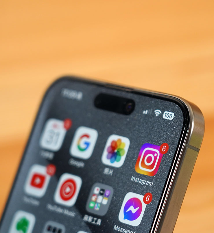 仔細看保護貼邊緣有些微退縮，因此不會影響防摔保護殼的安裝使用。