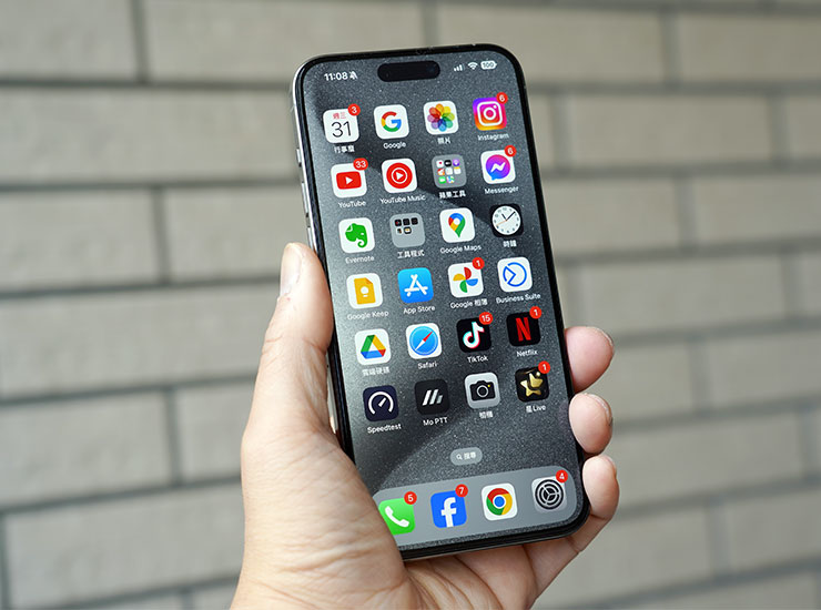 佳佳貼無色藍光玻璃貼的透光率極高，在陽光照射下也沒有絲毫異色或色偏狀況。