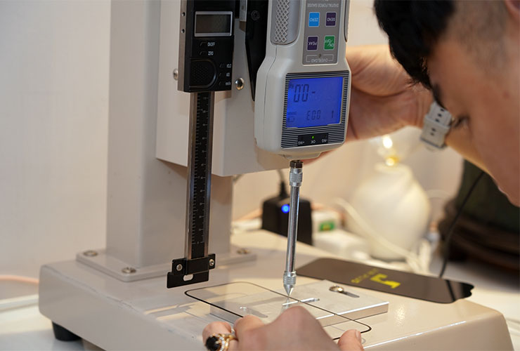 尚芳數位也針對佳佳貼無色藍光玻璃貼進行壓力機實測。