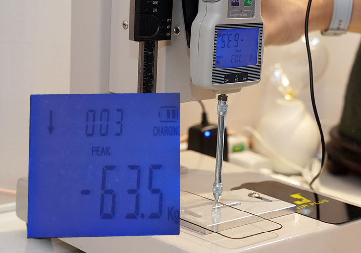 實際測出的結果可達 63.5Kg 才破裂，遠高於標示的 30Kg 一倍以上。