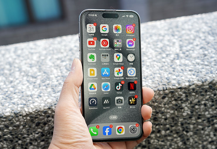 希望能夠降低藍光對視力健康的影響，又不希望犧牲 iPhone 優異畫質與色彩呈現的朋友，佳佳貼無色藍光玻璃貼會是相當不錯的選擇！