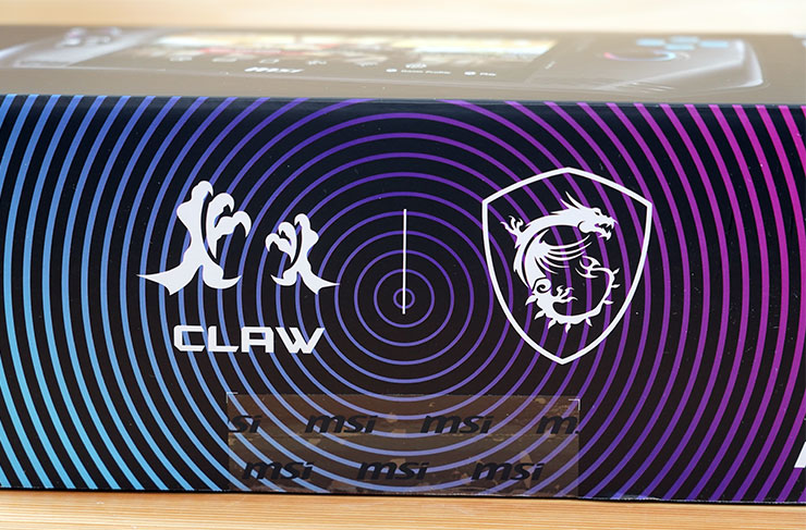 MSI Claw 外盒側面，可以看到一對龍爪 LOGO 和微星招牌的龍魂盾徽