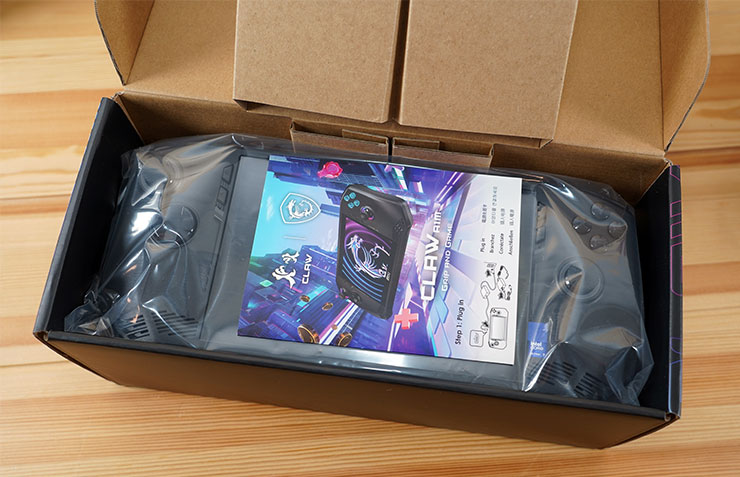 開箱，產品說明手冊與主機本體，下面有充電器配件