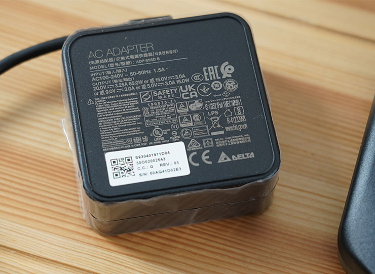 充電器為 USB Type-C 接頭 65W 輸出功率的規格，與微星商務筆電所使用的相同