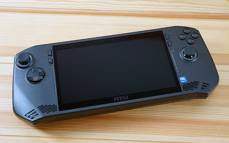 MSI Claw 本體，為全黑色、霧面噴砂表層，正面可看到 7 吋大螢幕與左右配置的類比搖桿與按鍵，下方有揚聲器孔。