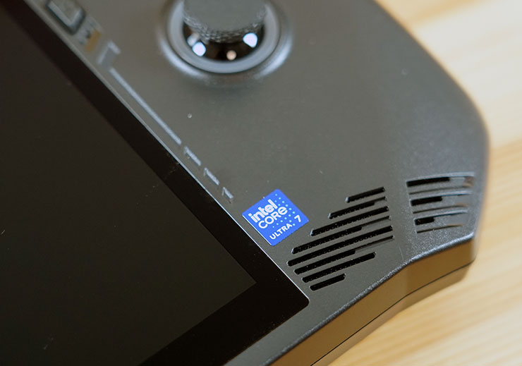 機身左右下角都設置了揚聲器孔，音量飽滿且立體聲效果不錯，右側也可以看到小張的 Intel Core Ultra 7 處理器的貼紙。