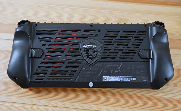 機身背面，可以看到大面積的散熱孔，左右側的人體工學握把設計，散熱孔左側隱約可見內裡的「紅色龍爪」設計，視覺感挺特別的