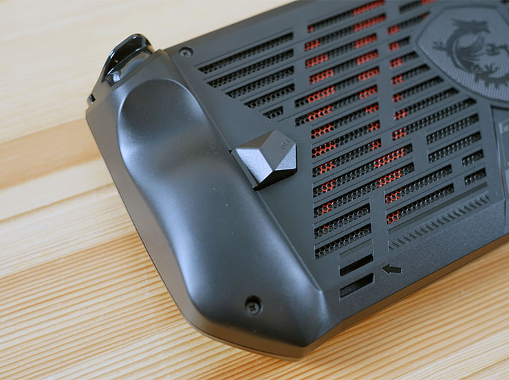 握把的設計沒有太過於厚重，但實際的握感不錯，左右握把旁都有配置一組可自定義的巨集鍵