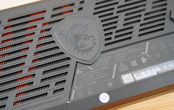 機身背面也有 MSI 的龍魂盾徽設計