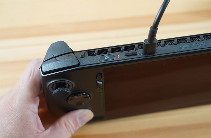 接下電源後，電源鍵旁的指示燈會亮起，紅燈表示充電中