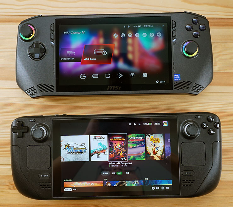 主機尺寸的比較，圖上為 MSI Claw，圖下為 Steam Deck。