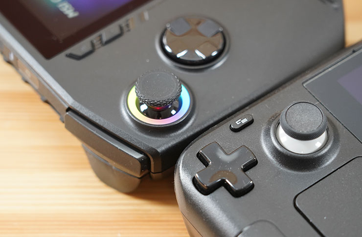 MSI Claw （圖上）的左類比搖桿和十字鍵與 Steam Deck（圖下）的位置相互對調，以手感來說 MSI Claw 的操作更好一些（目前的遊戲類比搖桿使用率較高）