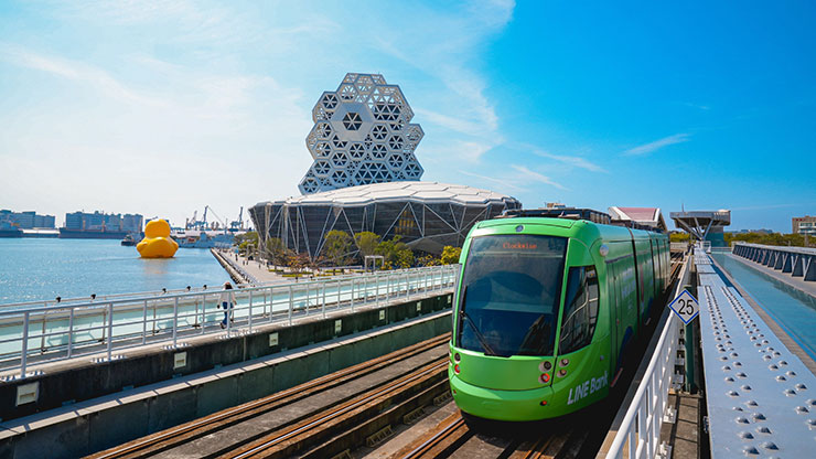 LINE Bank專屬輕軌列車行經高雄愛河，新年期間祝賀廣大客戶龍年開運、財氣滾滾。