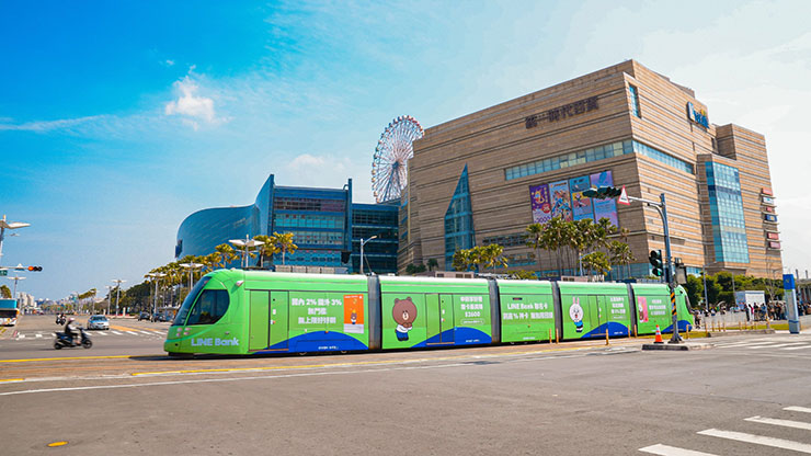 LINE Bank專屬輕軌列車行經高雄夢時代，車體印上代表LINE Bank的超萌角色熊大、兔兔、莎莉。