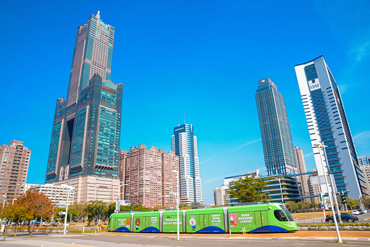 LINE Bank專屬輕軌列車行經高雄85大樓，宣傳LINE Bank聯名卡現金回饋無上限。