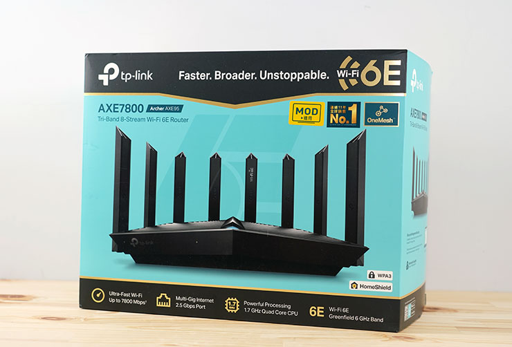 Archer AXE95 的外盒包裝採用 TP-Link 高識別度的藍黑配色，正面可以看到產品本體照片與主打特色，包括達 7,800 Mbps 的頻寬、內建高速 2.5 Gbps 埠、1.7 GHz 四核心處理器與 6 GHz 頻段的支援。