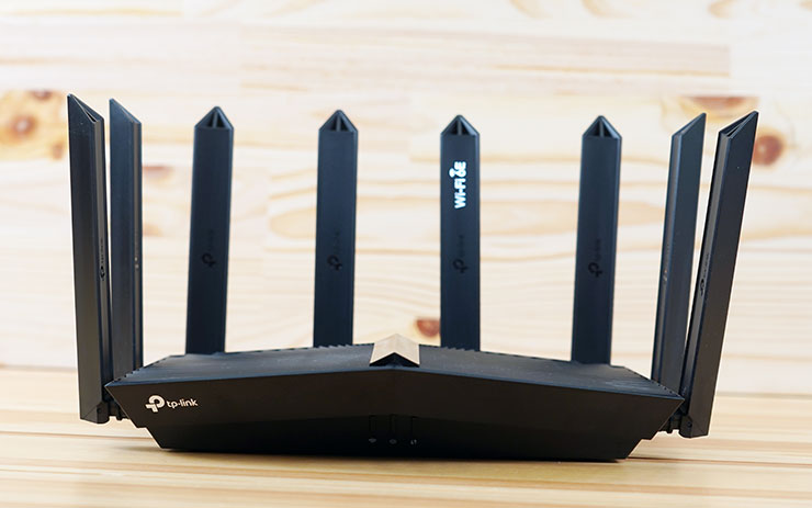 Archer AXE95 體積不小，機身為朝向中間略為突出的幾何造型，共配置 8 支天線，以左 2 、右 2、後 4 的方式配置，每一支天線都有一定的寬度與長度。