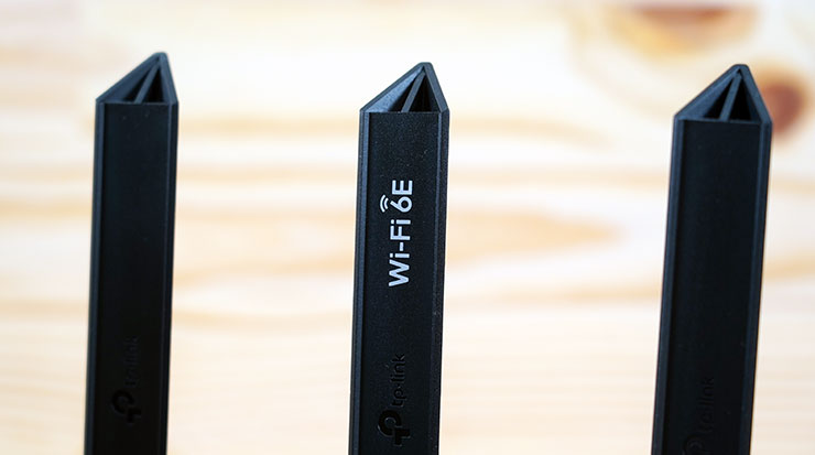 8 支天線中有一支標示了 Wi-Fi 6E 的符號。