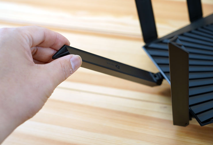 天線本體可自由調整角度，包括傾斜度與旋轉方向。