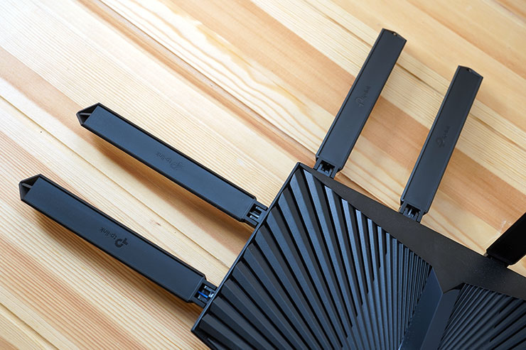 甚至可以做到「攤平」，若是路由器採壁掛方式安裝也有更大彈性可以調整。