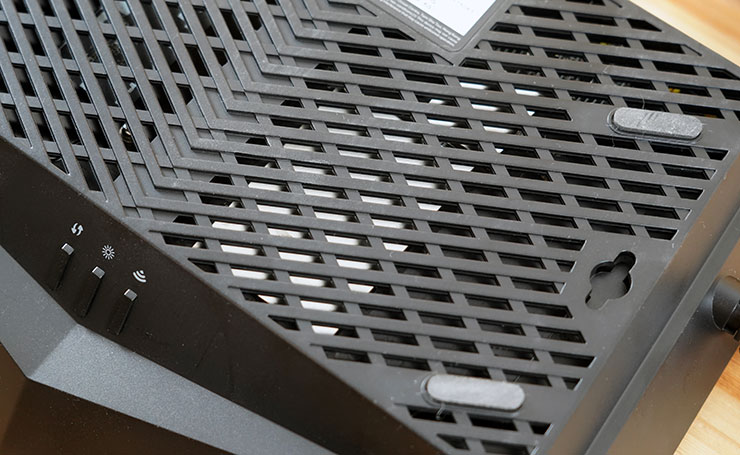 從散熱孔中也能隱約看到主板上也額外加上了大面積的散熱片。
