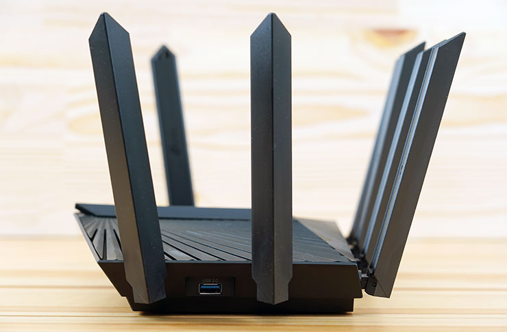 機身右側配置了一組 USB 3.0 規格的 Type-A 接口，可外接儲存設備後作為區網分享或 FTP 伺服器使用。