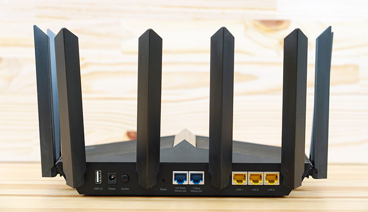 主要的連結埠都集中於機身後側。