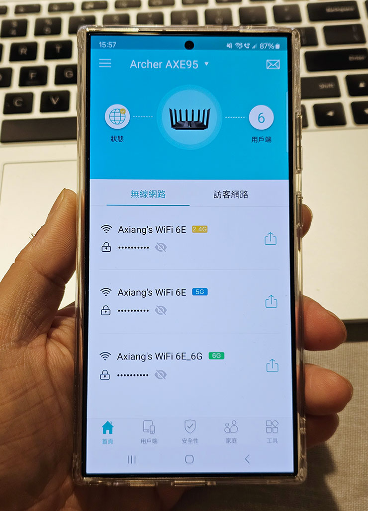 設定完成後，我們就可以透過 Tether App 隨時查看 Archer AXE95 的運作狀況，主頁可以看到連網是否正常，以及目前連結的用戶端設備，還有已啟用的無線網路頻段與訪客網路。