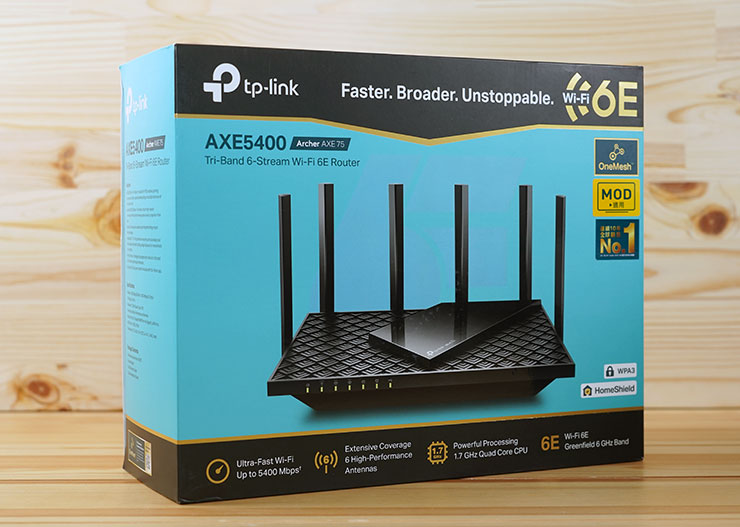 TP-Link Archer AXE75 的外盒設計風格與 AXE95 一致，同樣為藍 / 黑雙色的對比式配色，外盒正面也能看到產品本體的照片與眾多特色介紹。