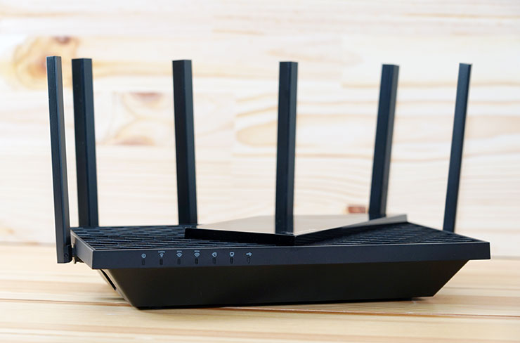 Archer AXE75 也是全黑設計，體積略小於 AEX95，配置天線數為 6 支。