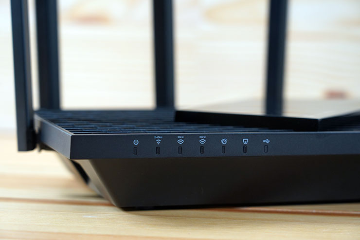 機身正側面可以看到眾多指示燈號。