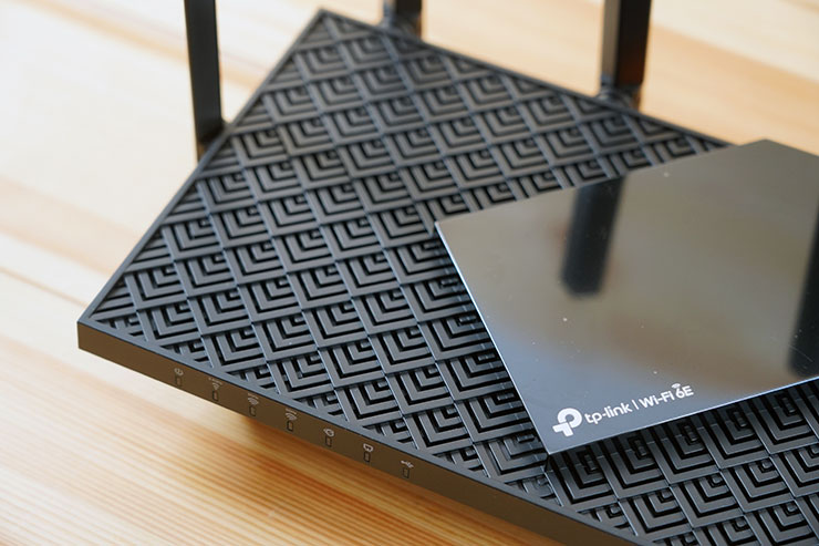 Archer AXE75 在設計上的獨特之處在於機身頂部的重覆性幾何線條所構成的圖騰紋飾，並搭配了斜切式的高亮黑色區塊，帶來更為豐富的視覺效果。