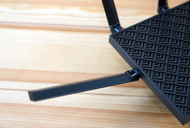 Archer AXE75 的天線也是可以自由調整角度的。