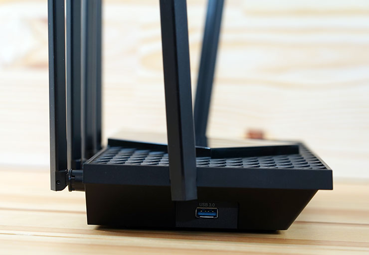 機身左側配置有一組 USB 3.0 規格的 Type-A 接口，功能 Archer AXE95 相同可作連結儲存設備，作為區網共享儲存使用。