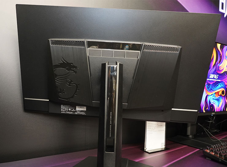 MSI QD-OLED 系列產品的機身背面設計與現有的 MSI 電競顯示器有極大差異。
