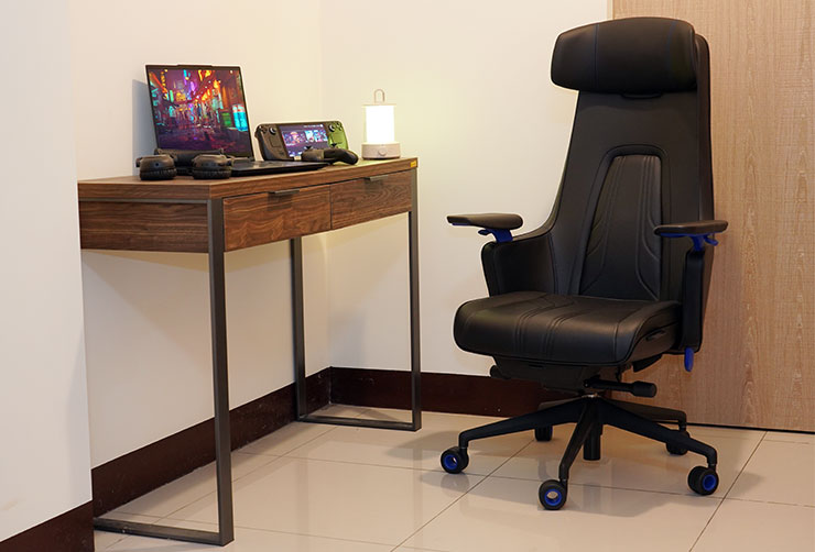 此次阿祥開箱的是 SIDIZ GC PRO 的「炫光黑藍」款式，整椅主色為沉穩的黑色，細節處搭配飽和度高的藍色點綴。