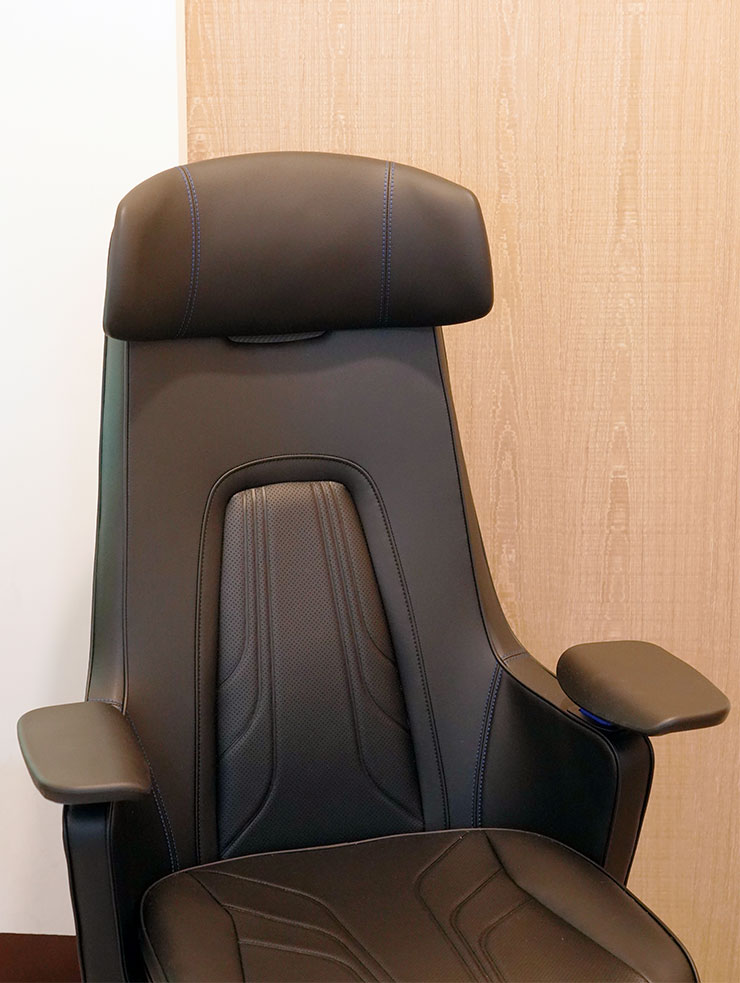 SIDIZ GC PRO 整椅的造型設計採用跑車風格，圓弧線條構成簡約時尚的外型，細節也可以看到縫線與不同皮面材質交織而成的立體紋理。