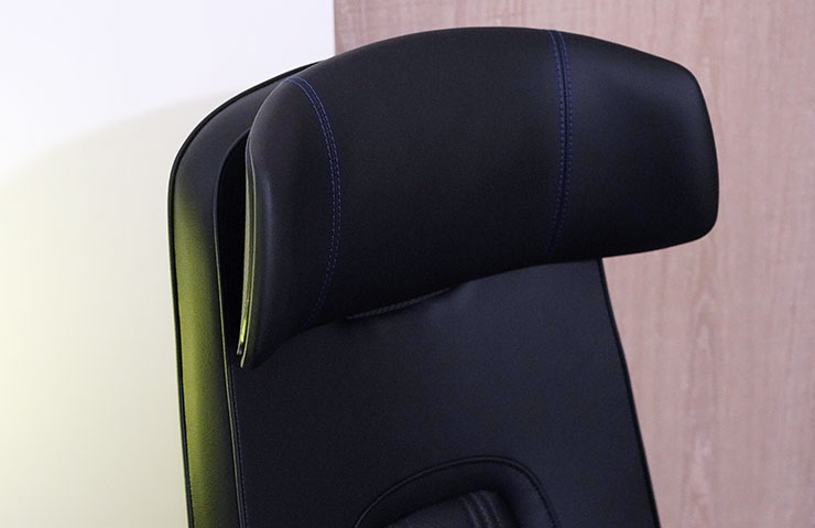 翼型頭枕設計有著充足的面積可以支撐整個頭部，且具備包覆性。