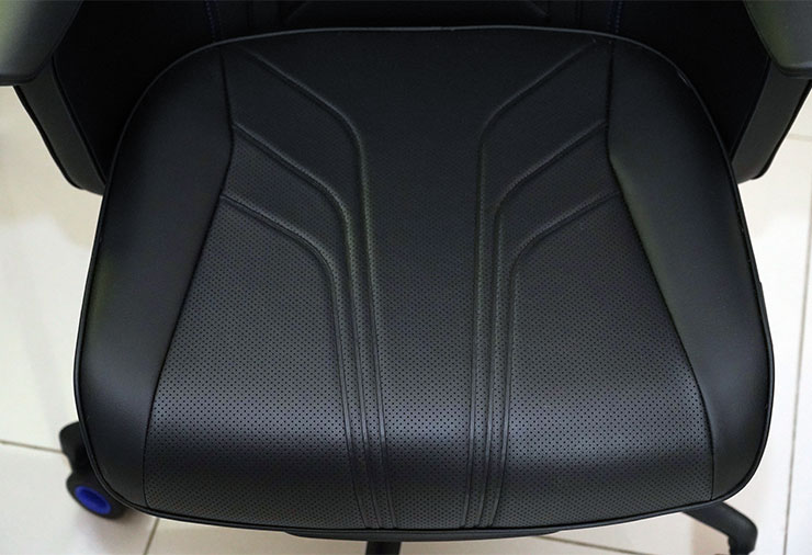 座椅皮面採用大面積開孔設計，確保透氣性，同時 SIDIZ GC PRO 也暗藏了一個坐起來很「涼爽」的秘密設計哦！先賣個關子後面再介紹！