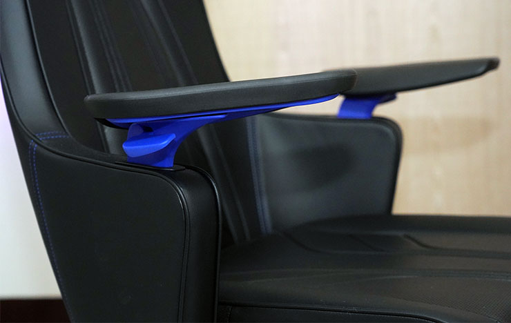 SIDIZ GC PRO 的左右扶手擁有絕佳的可調性，扶手下方可以看到藍色區塊搭配與調整垂直高度的卡榫。